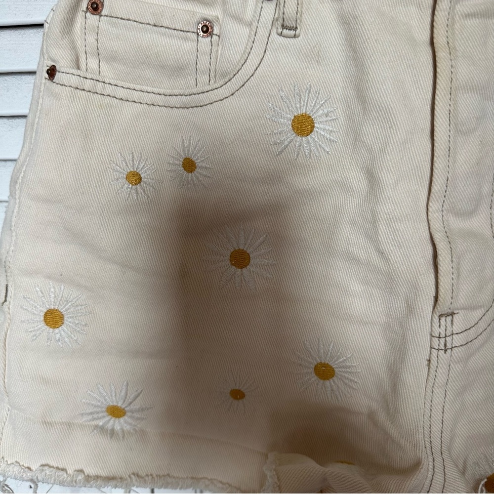 PacSun High Rise Daisy Embroidered Denim Shorts Cream Raw Hem Size 25 - Picture 4 of 11